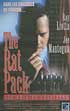 THE RAT PACK - Etats-Unis d'Amérique. Le début des années 60 : l'une des périodes les plus bouillantes de l'histoire du pays. La guerre du Vietnam fait rage, les missiles nucléaires cubains menacent l'ensemble du territoire. Le Ku Klux Klan sévit au grand jour.. Mais plus dangereuse parce que plus discrète, la Mafia opère dans les plus hautes sphères du pouvoir, infiltre les milieux gouvernementaux. Ce qui ne pourrait se faire sans l'aide d'un homme. D'une star de la chanson et du cinéma, d'une légende vivante. Frank Sinatra lui-même, qui joue d'égal à égal avec John Fitzgerald Kennedy.