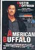 AMERICAN BUFFALO - Ruinés dans l'enfer du jeu, vivant de combines minables, Teach (Dustin Hoffman) et Tom (Dennis Franz) préparent un dernier coup. Ils ont besoin d'un troisième complice. Ce sera Bobby (Sean Nelson), un jeune délinquant que Tom prend sous sa protection. Mais comment réussir ce dernier braquage malgré les colères incontrôlables de Teach, son délire et sa violence destructrice ?