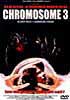 Chromosome 3  - Le Docteur Hal Regal, éminent psychiatre invente une thérapie révolutionnaire qu'il applique à certains de ses malades particulièrement atteints. Nola Carveth est l'un d'entre eux. Sur elle, les progrès constatés sont considérables. Les effets secondaires destructeurs aussi. Non seulement elle développe chaque jour plaies, pustules et excroissances mais autour d'elle, ses proches sont sauvagement assassinés. Oliver REED au coeur d'un voyage au bout de l'enfer signé Davd CRONENBERG ( Ressurection, Dead Zone, Existenz). Aussi terrifiant qu'éprouvant: la vérité dépasse de loin tout ce que la fiction aurait pu imaginer!... -- Bonus : Filmographies ; Documents biographiques : Davd CRONENBERG. 