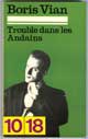 TROUBLE DANS LES ANDAINS - Auteur : Vian Boris - Paru le : 1970 - Editeur : 10 X 18 - ISBN : 2-264-00179-8 / Ean 13 : 9782264001795 - Caractéristiques : Poche / 191 pages - Dimensions / poids : 10,9cm x 17,7cm x 1,2cm / 0,105kg - Thème : littérature - Thème associé : littérature française --- RESUME --- Conçu durant l'hiver 1942-1943, révélé en 1966, Trouble dans les Andains, premier roman de Boris Vian, n'est ni l'ébauche ni la version primitive de quelqu'une de ses autres ouvres. C'est un récit d'inspiration originale, pleinement achevé, conduit avec allégresse et que rien ne bride puisqu'il est mû tout entier par la dynamique des mots. Exemple le plus direct du langage-univers de Boris Vian, cette aventure où se mêlent la terreur (drolatique), l'enquête policière (cocasse) et l'espionnage-bouffe, ce sont les mots en effet qui la mènent et la tissent, l'embrouillent et la dénouent, y rebondissent et cabriolent, et nous font trembler à force de rire de leurs galipettes. Boris Vian s'y dédouble, s'y multiplie en dix personnages qui se poursuivent d'Auteuil à Bornéo, nagent dans les flots de sang de crapaud et s'entretuent joyeusement en se disputant un mystérieux engin, la barbarin fourchu. Une histoire que Boris Vian s'était racontée à lui-même faute de pouvoir la lire dans le livre d'un autre.
