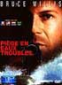 Piège en Eaux Troubles Genre : Policier Réalisateur : Rowdy HERRINGTON Acteurs : Tom Sizemore, Robert PASTORELLI, Sarah Jessica PARKER, Dennis Farina, Bruce WILLIS - Résumé : Tom Hardy (Bruce WILLIS) fait partie de la flotte de secours de Pittsburg. La découverte de cadavres dans la rivière le ramène deux ans en arrière, lorsqu'il perdit son insigne de détective après avoir accusé un policier d'avoir tué son père...